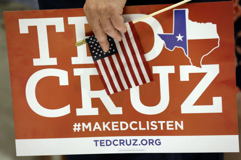 Stuart Mayper sostiene una pancarta a favor del senador republicano por Texas Ted Cruz, durante una festejo electoral el martes 6 de noviembre de 2018 en Houston. Stuart Mayper sostiene una pancarta a favor del senador republicano por Texas Ted Cruz, durante una festejo electoral el martes 6 de noviembre de 2018 en Houston.
