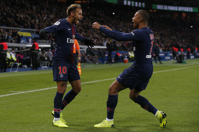 Kylian Mbappé, derecha, se dirige al brasileño Neymar, para festejar el segundo gol del PSG en el partido de la liga francesa ante Lille en el estadio Parc des Princes de París, el viernes 2 de noviembre de 2018. Las esperanzas Paris Saint-Germain de bril Kylian Mbappé, derecha, se dirige al brasileño Neymar, para festejar el segundo gol del PSG en el partido de la liga francesa ante Lille en el estadio Parc des Princes de París, el viernes 2 de noviembre de 2018. Las esperanzas Paris Saint-Germain de bril