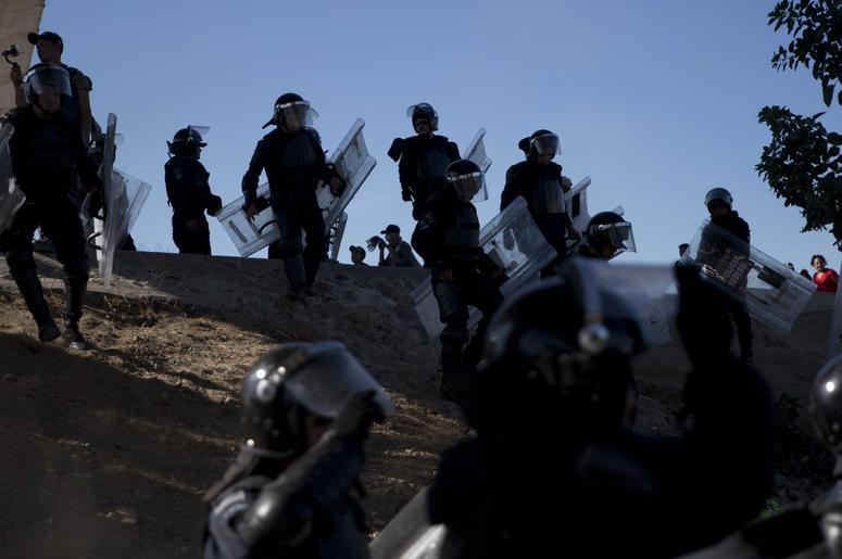 Policías mexicanos intentan impedir que un grupo de migrantes centroamericanos se desplace más allá del cruce fronterizo Chaparral en Tijuana, México, el domingo 25 de noviembre de 2018. Policías mexicanos intentan impedir que un grupo de migrantes centroamericanos se desplace más allá del cruce fronterizo Chaparral en Tijuana, México, el domingo 25 de noviembre de 2018.