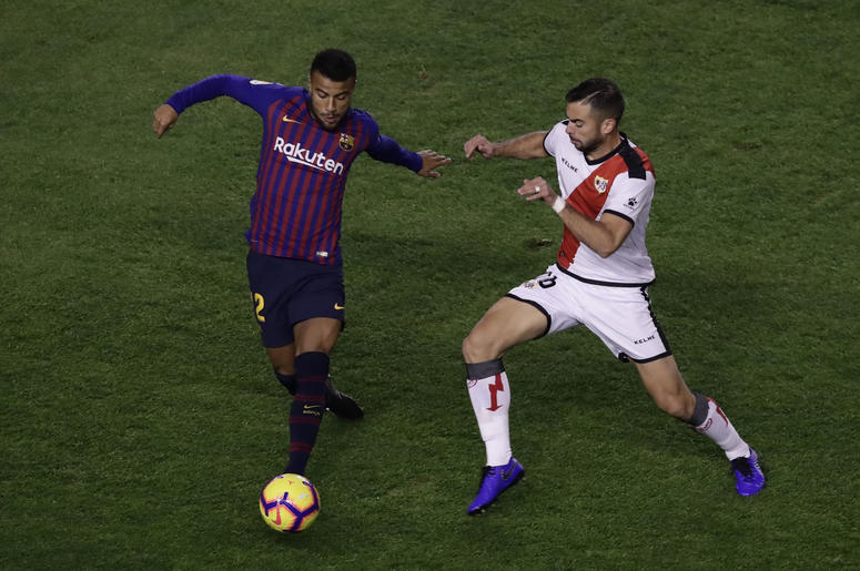El brasilleño Rafinha, izquierda, del Barcelona, disputa el balón con Jordi Amat, del Rayo Vallecano, durante un juego de la Liga española en el estadio Vallecas de Madrid, España, el sábado 3 de noviembre de 2018. El brasilleño Rafinha, izquierda, del Barcelona, disputa el balón con Jordi Amat, del Rayo Vallecano, durante un juego de la Liga española en el estadio Vallecas de Madrid, España, el sábado 3 de noviembre de 2018.
