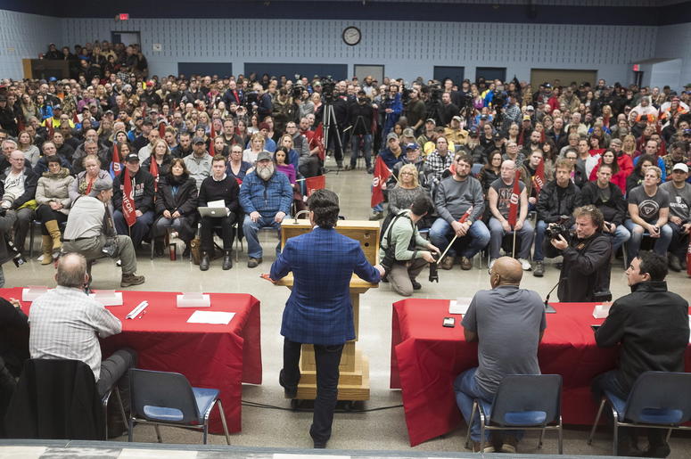 Jerry Dias, presidente del sindicato de empleadoso automotrices de Oshawa, Ontario, hablando ante los empleados de esa planta después de que GM dijo que iba a haber despidos masivos en EEUU y Canadá. Jerry Dias, presidente del sindicato de empleadoso automotrices de Oshawa, Ontario, hablando ante los empleados de esa planta después de que GM dijo que iba a haber despidos masivos en EEUU y Canadá.