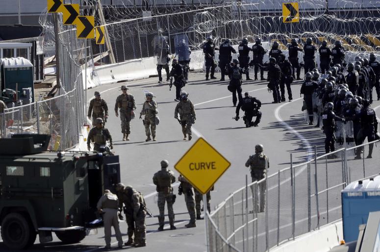 En esta fotografía del domingo 25 de noviembre de 2018 se muestran elementos del Ejército y agentes de la Oficina de Aduanas y Protección Fronteriza de Estados Unidos en el cruce fronterizo de San Ysidro, en San Diego. En esta fotografía del domingo 25 de noviembre de 2018 se muestran elementos del Ejército y agentes de la Oficina de Aduanas y Protección Fronteriza de Estados Unidos en el cruce fronterizo de San Ysidro, en San Diego.