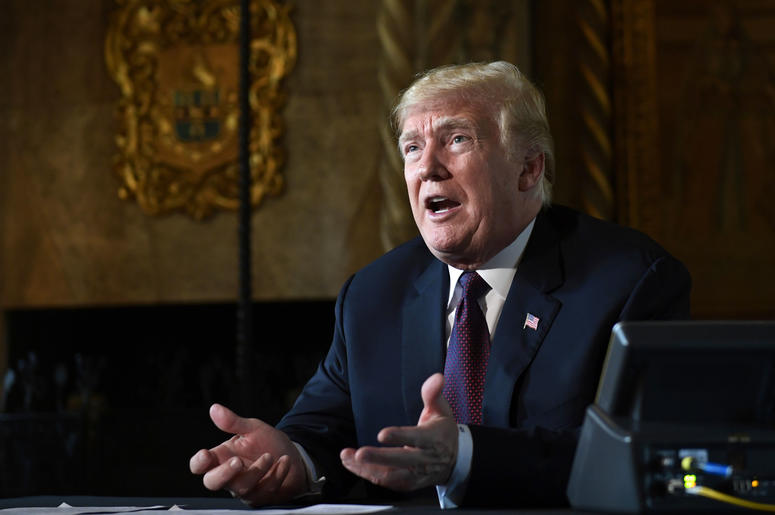 Donald Trump habla con periodistas en su casa de Mar-A-Lago en Palm Beach, Florida, el 22 de noviembre del 2018. El presidente dio información errónea al reproducir un tuit sobre la inmigración. Donald Trump habla con periodistas en su casa de Mar-A-Lago en Palm Beach, Florida, el 22 de noviembre del 2018. El presidente dio información errónea al reproducir un tuit sobre la inmigración.