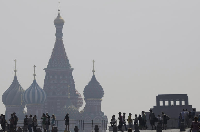 En esta imagen del 29 de julio de 2010 se ve la catedral de San Basilio, en Moscú, en una densa capa de smog durante una ola de calor. En esta imagen del 29 de julio de 2010 se ve la catedral de San Basilio, en Moscú, en una densa capa de smog durante una ola de calor.