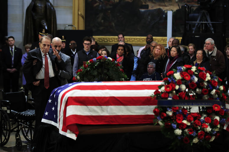 El exsenador Bob Dole hace un saludo militar al féretro con los restos mortales del expresidente de Estados Unidos George H.W. Bush, en el Capitolio, Washington, el 4 de diciembre de 2018. El exsenador Bob Dole hace un saludo militar al féretro con los restos mortales del expresidente de Estados Unidos George H.W. Bush, en el Capitolio, Washington, el 4 de diciembre de 2018.