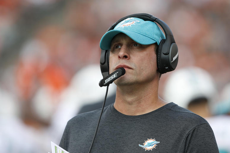 En imagen de archivo del 7 de octubre de 2018, el head coach Adam Gase, de los Dolphins de Miami, sigue las acciones durante el partido de NFL ante los Bengals, en Cincinnati. En imagen de archivo del 7 de octubre de 2018, el head coach Adam Gase, de los Dolphins de Miami, sigue las acciones durante el partido de NFL ante los Bengals, en Cincinnati.