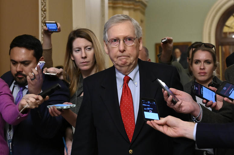 El líder de la mayoría senatorial republicana Mitch McConnell habla con freporteros al entrar al Capitolio en Washington el miércoles, 2 de enero del 2019, luego de una reunión con el presidente Donald Trump en la Casa Blanca. El líder de la mayoría senatorial republicana Mitch McConnell habla con freporteros al entrar al Capitolio en Washington el miércoles, 2 de enero del 2019, luego de una reunión con el presidente Donald Trump en la Casa Blanca.