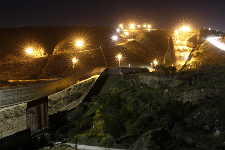 Luminarias instaladas en suelo de Estados Unidos iluminan varios puntos del muro fronterizo con Tijuana, México, el lunes 7 de enero de 2019. Sin grandes avances a la vista, el presidente Donald Trump promoverá ante la nación el martes por la noche, en ho Luminarias instaladas en suelo de Estados Unidos iluminan varios puntos del muro fronterizo con Tijuana, México, el lunes 7 de enero de 2019. Sin grandes avances a la vista, el presidente Donald Trump promoverá ante la nación el martes por la noche, en ho