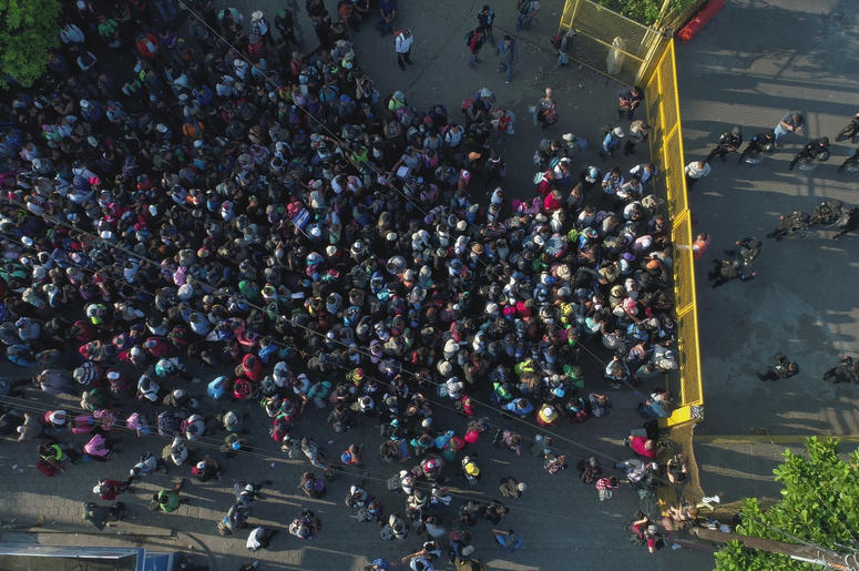Migrantes centroamericanos se aglomeran en Tecun Uman, en la frontera entre México y Guatemala, el 2 de noviembre del 2018. Migrantes centroamericanos se aglomeran en Tecun Uman, en la frontera entre México y Guatemala, el 2 de noviembre del 2018.