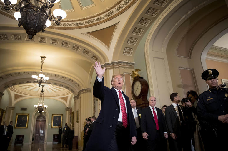 El presidente de Estados Unidos, Donald Trump, acompañado del vicepresidente, Mike Pence, saludan a reporteros a su llegada al almuerzo del grupo republicano en el Senado, en el Capitolio, en Washington, el 9 de enero de 2019. El presidente de Estados Unidos, Donald Trump, acompañado del vicepresidente, Mike Pence, saludan a reporteros a su llegada al almuerzo del grupo republicano en el Senado, en el Capitolio, en Washington, el 9 de enero de 2019.
