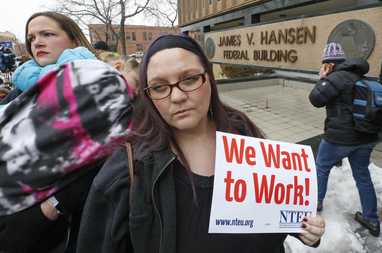 La empleada del Servicio de Impuestos Internos Christine Helquist participa en una manifestación de empleados federales el jueves 10 de enero de 2019 en Ogden, Utah. La empleada del Servicio de Impuestos Internos Christine Helquist participa en una manifestación de empleados federales el jueves 10 de enero de 2019 en Ogden, Utah.