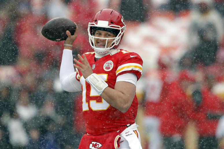 El quarterback Patrick Mahomes (15), de los Chiefs de Kansas City, se prepara para el duelo divisional de los playoffs de la NFL ante los Colts de Indianápolis, en Kansas City, Missouri, el sábado 12 de enero de 2019. El quarterback Patrick Mahomes (15), de los Chiefs de Kansas City, se prepara para el duelo divisional de los playoffs de la NFL ante los Colts de Indianápolis, en Kansas City, Missouri, el sábado 12 de enero de 2019.
