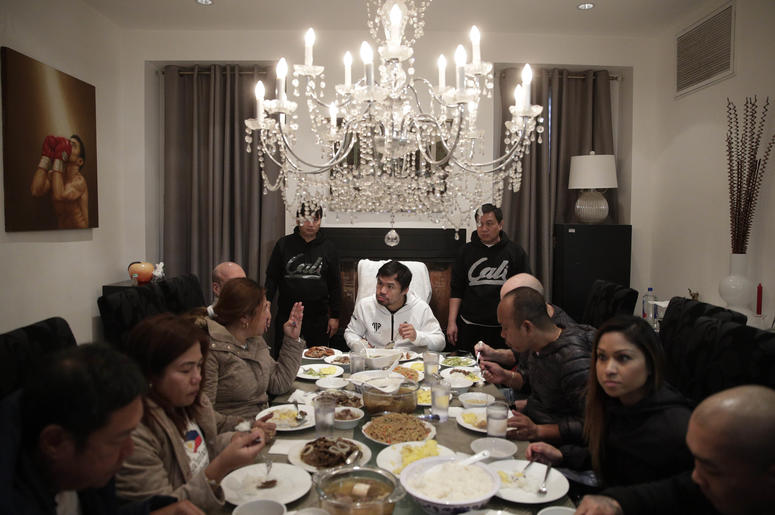 El boxeador filipino Manny Pacquiao, al centro, desayuna con familiares y amigos tras su carrera matutina el lunes, 14 de enero del 2019, en Los Angeles. El boxeador filipino Manny Pacquiao, al centro, desayuna con familiares y amigos tras su carrera matutina el lunes, 14 de enero del 2019, en Los Angeles.