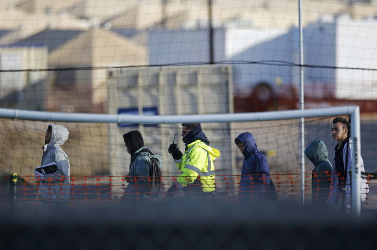adolescentes inmigrantes caminan en fila dentro del centro de detenciones en Tornuillo, Texas. Miles más de niños migrantes pudieran haber sido separados de sus familias que lo que ha admitido el gobierno de Trump, dijeron investigadores del gobierno el j adolescentes inmigrantes caminan en fila dentro del centro de detenciones en Tornuillo, Texas. Miles más de niños migrantes pudieran haber sido separados de sus familias que lo que ha admitido el gobierno de Trump, dijeron investigadores del gobierno el j