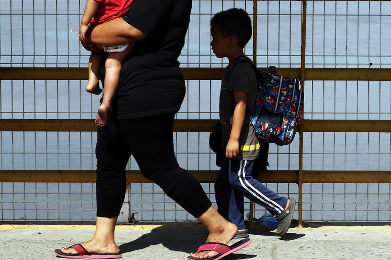 Una madre y sus dos hijos cruzan el puente del río Suchiate en momentos en que los migrantes centroamericanos cruzan la frontera entre Guatemala y México, cerca de Ciudad Hidalgo, estado de Chiapas, México, el jueves 17 de enero de 2019. Una madre y sus dos hijos cruzan el puente del río Suchiate en momentos en que los migrantes centroamericanos cruzan la frontera entre Guatemala y México, cerca de Ciudad Hidalgo, estado de Chiapas, México, el jueves 17 de enero de 2019.