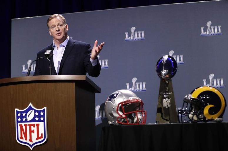 El comisionado de la NFL Roger Goodell responde a preguntas en una rueda de prensa previo al Super Bowl, el miércoles 30 de enero de 2019, en Atlanta. El comisionado de la NFL Roger Goodell responde a preguntas en una rueda de prensa previo al Super Bowl, el miércoles 30 de enero de 2019, en Atlanta.