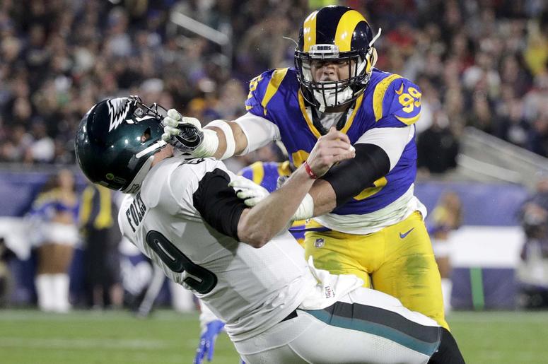 el defensive end de los Rams de Los Ángeles, Aaron Donald, golpea al quarterback de los Eagles de Filadelfia, Nick Foles, durante el partido de la NFL, en Los Ángeles. el defensive end de los Rams de Los Ángeles, Aaron Donald, golpea al quarterback de los Eagles de Filadelfia, Nick Foles, durante el partido de la NFL, en Los Ángeles.