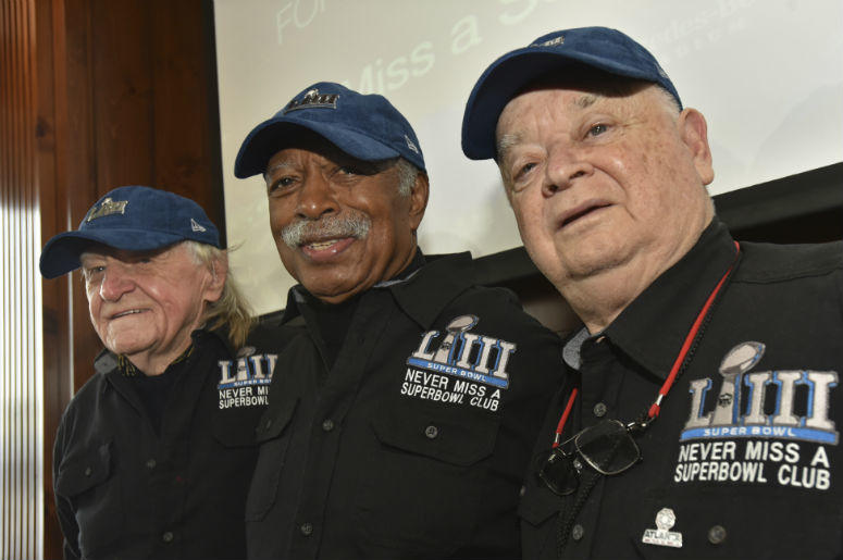 De izquierda a derecha, los fanáticos Tom Henschel, Gregory Eaton y Don Crisman posan en Atlanta el viernes 1 de febrero de 2019. Los tres han estado presentes en todos los Super Bowls. De izquierda a derecha, los fanáticos Tom Henschel, Gregory Eaton y Don Crisman posan en Atlanta el viernes 1 de febrero de 2019. Los tres han estado presentes en todos los Super Bowls.