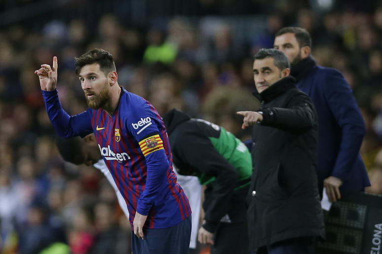 El delantero argentino Lionel Messi (izquierda) gesticula junto a su entrenador Ernesto Valverde durante el partido ante el Valencia en la Liga española, el sábado 2 de febrero de 2019. El delantero argentino Lionel Messi (izquierda) gesticula junto a su entrenador Ernesto Valverde durante el partido ante el Valencia en la Liga española, el sábado 2 de febrero de 2019.