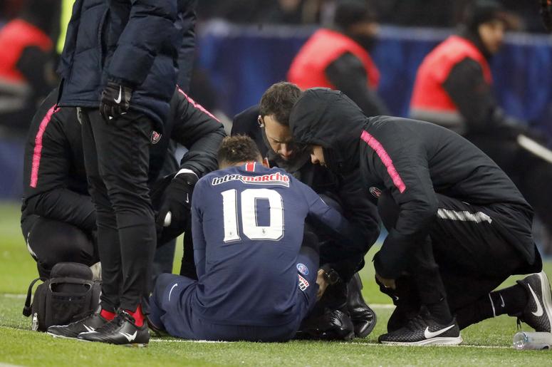 Neymar es atendido en el terreno de juego durante un partido del 23 de enero entre PSG y Estrasburgo en París. El brasileño sufrió una lesión que lo tendrá inactivo unas diez semanas y avivó el debate en torno a si Neymar se busca los golpes con un estilo Neymar es atendido en el terreno de juego durante un partido del 23 de enero entre PSG y Estrasburgo en París. El brasileño sufrió una lesión que lo tendrá inactivo unas diez semanas y avivó el debate en torno a si Neymar se busca los golpes con un estilo