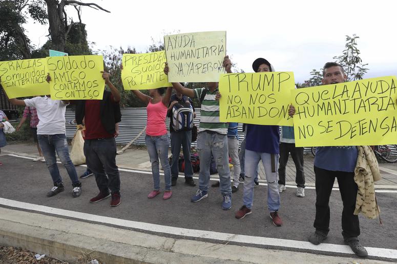 Manifestantes sostienen carteles en apoyo al autoproclamado presidente interino Juan Guaidó y a la ayuda humanitaria junto al puente internacional Las Tienditas cerca de Cúcuta, Colombia, el viernes 8 de febrero de 2019 Manifestantes sostienen carteles en apoyo al autoproclamado presidente interino Juan Guaidó y a la ayuda humanitaria junto al puente internacional Las Tienditas cerca de Cúcuta, Colombia, el viernes 8 de febrero de 2019