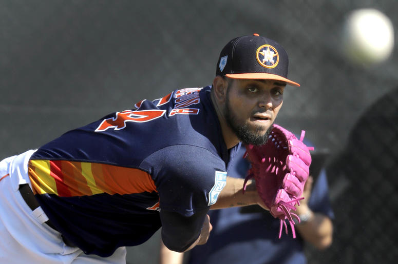 El lanzador de los Astros de Houston, el mexicano Roberto Osuna, realiza una sesión de bullpen durante el entrenamiento de primavera el viernes 15 de febrero de 2019, en West Palm Beach, Florida. El lanzador de los Astros de Houston, el mexicano Roberto Osuna, realiza una sesión de bullpen durante el entrenamiento de primavera el viernes 15 de febrero de 2019, en West Palm Beach, Florida.