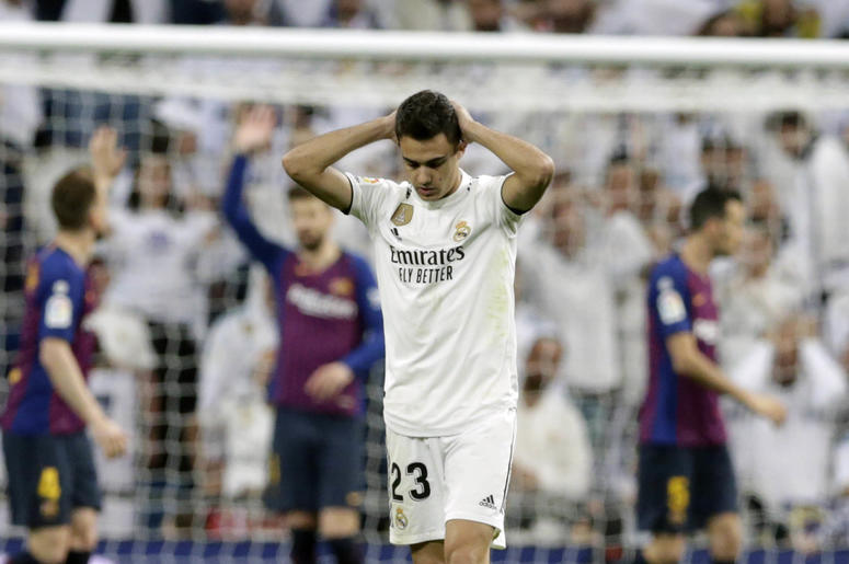 El lateral Sergio Reguilón, del Real Madrid, lamenta una jugada durante el duelo por la liga española frente al Barcelona, en el estadio Santiago Bernabéu, en Madrid, el sábado 2 de marzo de 2019. El lateral Sergio Reguilón, del Real Madrid, lamenta una jugada durante el duelo por la liga española frente al Barcelona, en el estadio Santiago Bernabéu, en Madrid, el sábado 2 de marzo de 2019.