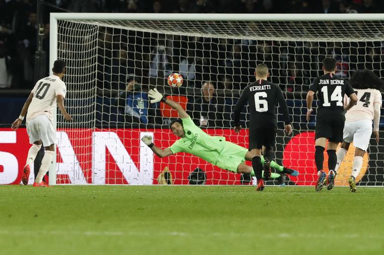 Marcus Rashford, izquierda, del Manchester United, vence al portero Gianluigi Buffon, del PSG, durante un partido de vuelta de octavos de final de la Liga Champions en París, el miércoles 6 de marzo del 2019. Marcus Rashford, izquierda, del Manchester United, vence al portero Gianluigi Buffon, del PSG, durante un partido de vuelta de octavos de final de la Liga Champions en París, el miércoles 6 de marzo del 2019.