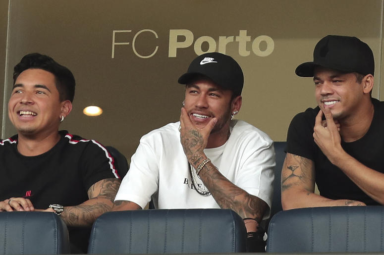 El brasileño Neymar (centro) observa un partido amistoso entre la selección de su país y Panamá, en Oporto, Portugal, el sábado 23 de marzo de 2019 El brasileño Neymar (centro) observa un partido amistoso entre la selección de su país y Panamá, en Oporto, Portugal, el sábado 23 de marzo de 2019