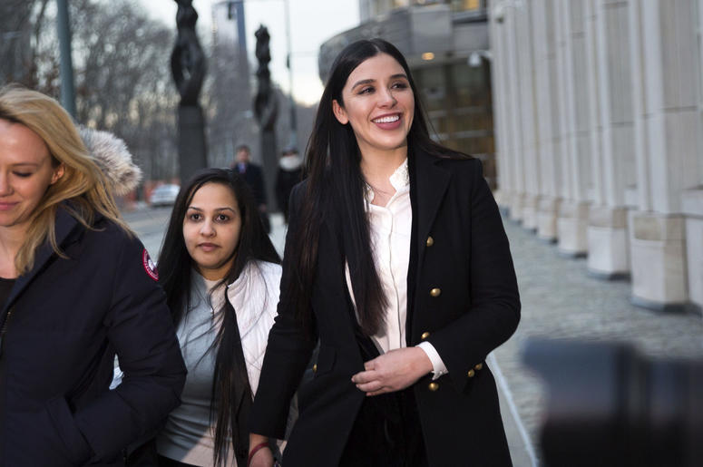 En esta fotografía de archivo del 17 de enero de 2019, Emma Coronel Aispuro deja la corte federal de Brooklyn, en Nueva York, después de asistir al juicio de su esposo Joaquín "El Chapo" Guzmán. En esta fotografía de archivo del 17 de enero de 2019, Emma Coronel Aispuro deja la corte federal de Brooklyn, en Nueva York, después de asistir al juicio de su esposo Joaquín "El Chapo" Guzmán.