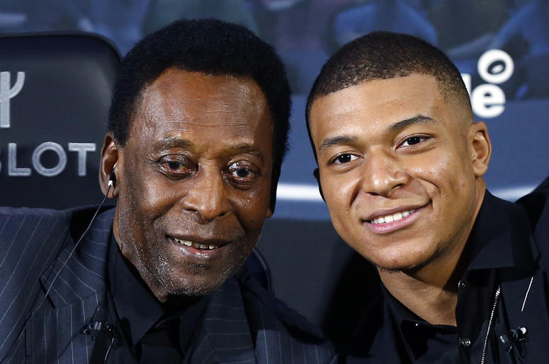 Pelé y el jugador francés Kylian Mbappé posan durante una sesión fotográfica en París, el martes 2 de abril del 2019. Pelé y el jugador francés Kylian Mbappé posan durante una sesión fotográfica en París, el martes 2 de abril del 2019.