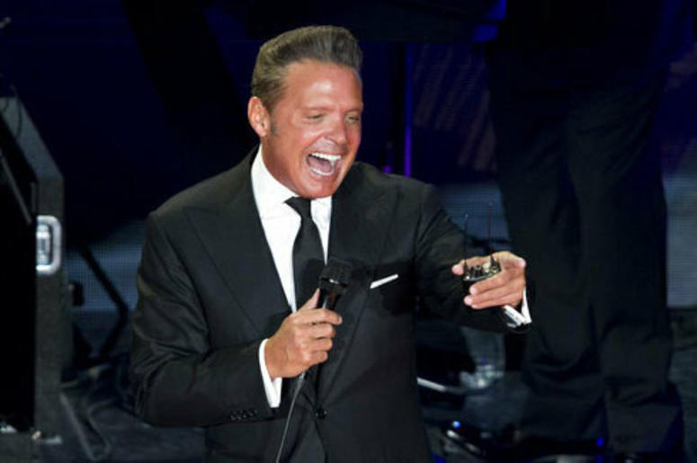 En esta fotografía de archivo del 21 de febrero de 2018 Luis Miguel se presenta en concierto durante el comienzo de su gira "¡México por Siempre!" en el Auditorio Nacional de la Ciudad de México. En esta fotografía de archivo del 21 de febrero de 2018 Luis Miguel se presenta en concierto durante el comienzo de su gira "¡México por Siempre!" en el Auditorio Nacional de la Ciudad de México.