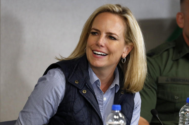 Kirstjen Nielsen, secretaria de Seguridad Nacional, sonríe mientras escucha al presidente Donald Trump en la estación de la Patrulla Fronteriza en Calexico, California, el viernes 5 de abril de 2019. Kirstjen Nielsen, secretaria de Seguridad Nacional, sonríe mientras escucha al presidente Donald Trump en la estación de la Patrulla Fronteriza en Calexico, California, el viernes 5 de abril de 2019.