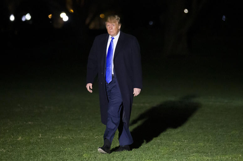 El presidente Donald Trump camina en el Jardín Sur de la Casa Blanca después de descender del helicóptero presidencial el sábado 6 de abril de 2019 en Washington. El presidente Donald Trump camina en el Jardín Sur de la Casa Blanca después de descender del helicóptero presidencial el sábado 6 de abril de 2019 en Washington.