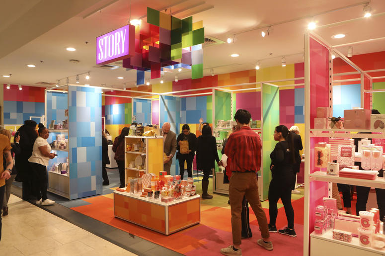 Macy’s abre la tienda Story, una experiencia narrativa de ventas, en 36 ubicaciones en Estados Unidos. Macy’s abre la tienda Story, una experiencia narrativa de ventas, en 36 ubicaciones en Estados Unidos.