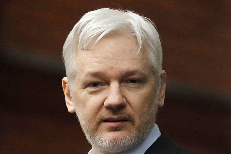 En esta imagen de archivo, tomada con el 5 de febrero de 2016, el fundador de WikiLeaks, Julian Assange, en el balcón de la embajada de Ecuador en Londres. En esta imagen de archivo, tomada con el 5 de febrero de 2016, el fundador de WikiLeaks, Julian Assange, en el balcón de la embajada de Ecuador en Londres.