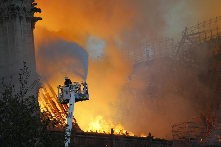 El incendio en la Catedral Notre Dame de París el 15 de abril del 2019. Expertos dicen que debido a la magnitud del incendio y a la construcción de la Catedral de Notre Dame, era poco lo que los bomberos pudieron hacer para salvar la joya arquitectónica El incendio en la Catedral Notre Dame de París el 15 de abril del 2019. Expertos dicen que debido a la magnitud del incendio y a la construcción de la Catedral de Notre Dame, era poco lo que los bomberos pudieron hacer para salvar la joya arquitectónica