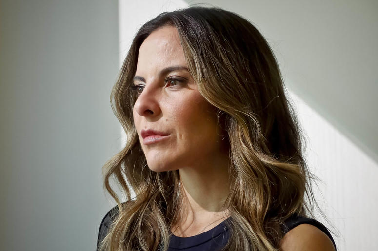 Kate del Castillo posa tras una entrevista en Nueva York el 19 de octubre del 2017. Ocho años después de haber dado vida a la líder de un cártel de la droga Teresa Mendoza, la actriz mexicana retoma el emblemático personaje en una segunda temporada de "La Kate del Castillo posa tras una entrevista en Nueva York el 19 de octubre del 2017. Ocho años después de haber dado vida a la líder de un cártel de la droga Teresa Mendoza, la actriz mexicana retoma el emblemático personaje en una segunda temporada de "La