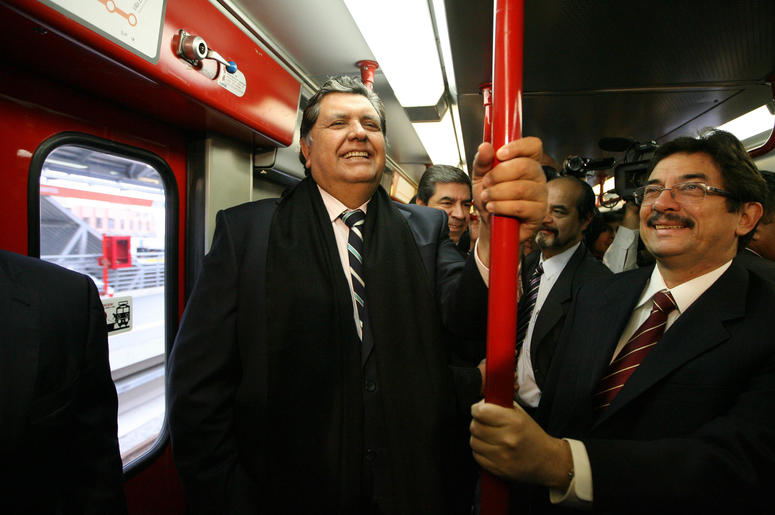 En esta foto de archivo del 11 de julio de 2011 el entonces presidente saliente de Perú, Alan García, a la izquierda, viaja en el sistema de tren eléctrico en Lima, Perú. En esta foto de archivo del 11 de julio de 2011 el entonces presidente saliente de Perú, Alan García, a la izquierda, viaja en el sistema de tren eléctrico en Lima, Perú.