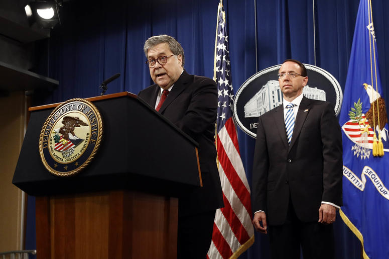 El secretario de Justicia de Estados Unidos, William Barr, habla frente al subsecretario Rod Rosenstein sobre la publicación de una versión expurgada del informe del fiscal especial Robert Mueller durante una conferencia de prensa el jueves 18 de abril de El secretario de Justicia de Estados Unidos, William Barr, habla frente al subsecretario Rod Rosenstein sobre la publicación de una versión expurgada del informe del fiscal especial Robert Mueller durante una conferencia de prensa el jueves 18 de abril de