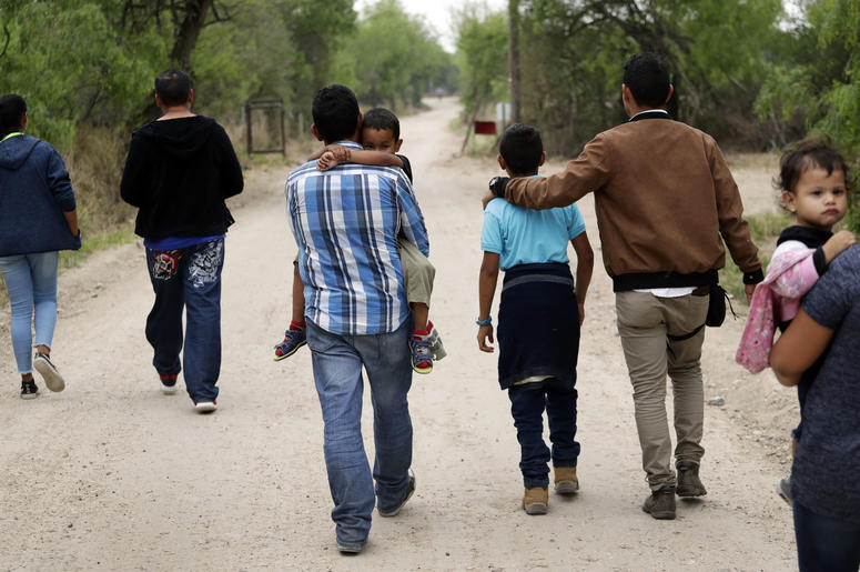 En esta fotograf a de archivo del 14 de marzo de 2019, un grupo de familias migrantes recorren un camino poco antes de ser detenidas por la Patrulla Fronteriza cerca de McAllen, Texas. En esta fotograf a de archivo del 14 de marzo de 2019, un grupo de familias migrantes recorren un camino poco antes de ser detenidas por la Patrulla Fronteriza cerca de McAllen, Texas.