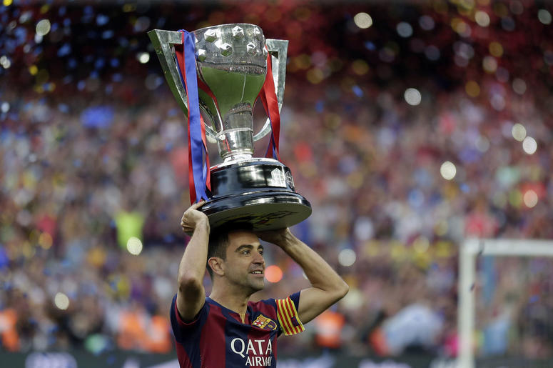 En esta foto del 23 de mayo de 2015, Xavi Hern ndez del Barcelona alza el trofeo de campe n de la Liga de Espa a. En esta foto del 23 de mayo de 2015, Xavi Hern ndez del Barcelona alza el trofeo de campe n de la Liga de Espa a.