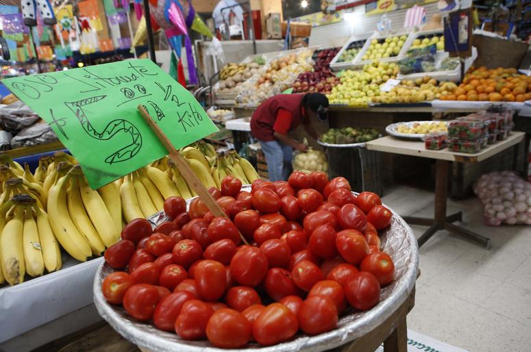 Fotografía de archivo del 2 de febrero de 2017 de tomates mexicanos a la venta en el mercado Medellín de la Ciudad de México. Fotografía de archivo del 2 de febrero de 2017 de tomates mexicanos a la venta en el mercado Medellín de la Ciudad de México.