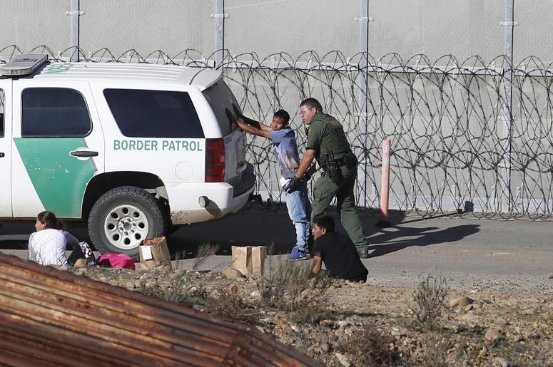 En esta fotograf a del 15 de diciembre de 2018, unos solicitantes de asilo hondure os son detenidos por los agentes de la Patrulla Fronteriza de Estados Unidos, tras cruzar el muro fronterizo de Tijuana, M xico, a San Diego, California. En esta fotograf a del 15 de diciembre de 2018, unos solicitantes de asilo hondure os son detenidos por los agentes de la Patrulla Fronteriza de Estados Unidos, tras cruzar el muro fronterizo de Tijuana, M xico, a San Diego, California.