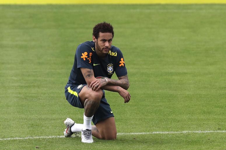 Neymar se arrodilla durante una práctica de la selección brasileña en Teres polis, el sábado 25 de mayo de 2019 Neymar se arrodilla durante una práctica de la selección brasileña en Teres polis, el sábado 25 de mayo de 2019