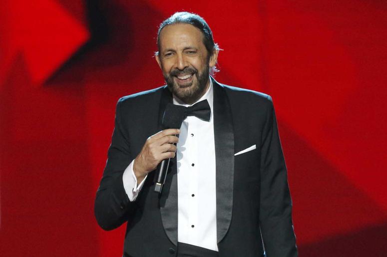 En esta foto del 25 de abril del 2019, Juan Luis Guerra recibe un premio a la trayectoria en la ceremonia de los Premios Billboard de la M sica Latina en Las Vegas. Guerra lanza su 16to lbum, "Literal", el viernes 31 de mayo. En esta foto del 25 de abril del 2019, Juan Luis Guerra recibe un premio a la trayectoria en la ceremonia de los Premios Billboard de la M sica Latina en Las Vegas. Guerra lanza su 16to lbum, "Literal", el viernes 31 de mayo.