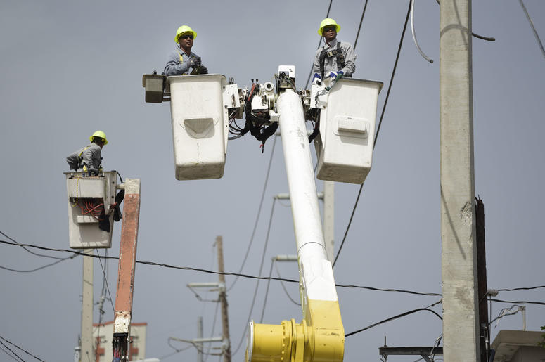 En esta foto de archivo del 19 de octubre de 2017, trabajadores de la Autoridad de Energía Eléctrica de Puerto Rico trabajan en l neas dañadas por el Huracán María en San Juan, Puerto Rico. En esta foto de archivo del 19 de octubre de 2017, trabajadores de la Autoridad de Energía Eléctrica de Puerto Rico trabajan en l neas dañadas por el Huracán María en San Juan, Puerto Rico.