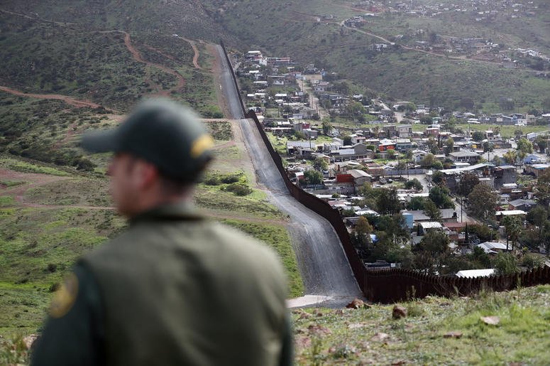 En esta imagen del 5 de febrero de 2019, el agente de la Patrulla Fronteriza Vincent Pirro cerca de la frontera que divide las ciudades de Tijuana, México, y San Diego, En San Diego. En esta imagen del 5 de febrero de 2019, el agente de la Patrulla Fronteriza Vincent Pirro cerca de la frontera que divide las ciudades de Tijuana, México, y San Diego, En San Diego.