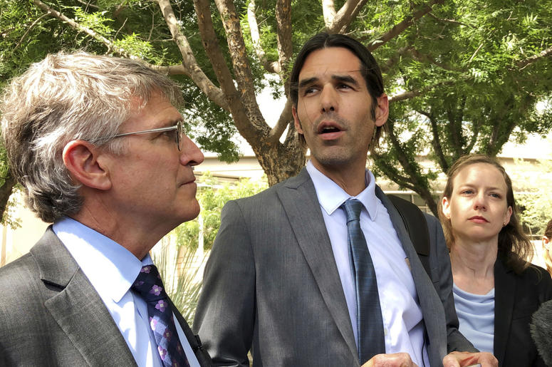 En esta imagen del 11 de junio de 2019 se ve a Scott Warren, al centro, fuera de una corte federal en Tucson, Arizona, después de que se declarara un juicio nulo en el caso en su contra. En esta imagen del 11 de junio de 2019 se ve a Scott Warren, al centro, fuera de una corte federal en Tucson, Arizona, después de que se declarara un juicio nulo en el caso en su contra.