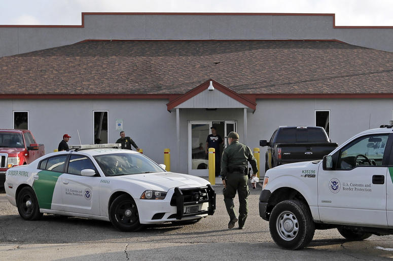 En esta fotografía de archivo del 23 de junio de 2018, un agente de la Patrulla Fronteriza camina entre vehículos afuera del Centro Principal de Procesamiento en McAllen, Texas. En esta fotografía de archivo del 23 de junio de 2018, un agente de la Patrulla Fronteriza camina entre vehículos afuera del Centro Principal de Procesamiento en McAllen, Texas.